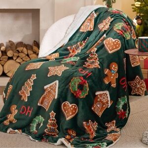 Holiday Gingerbread and Wreath Green Throw Blanket